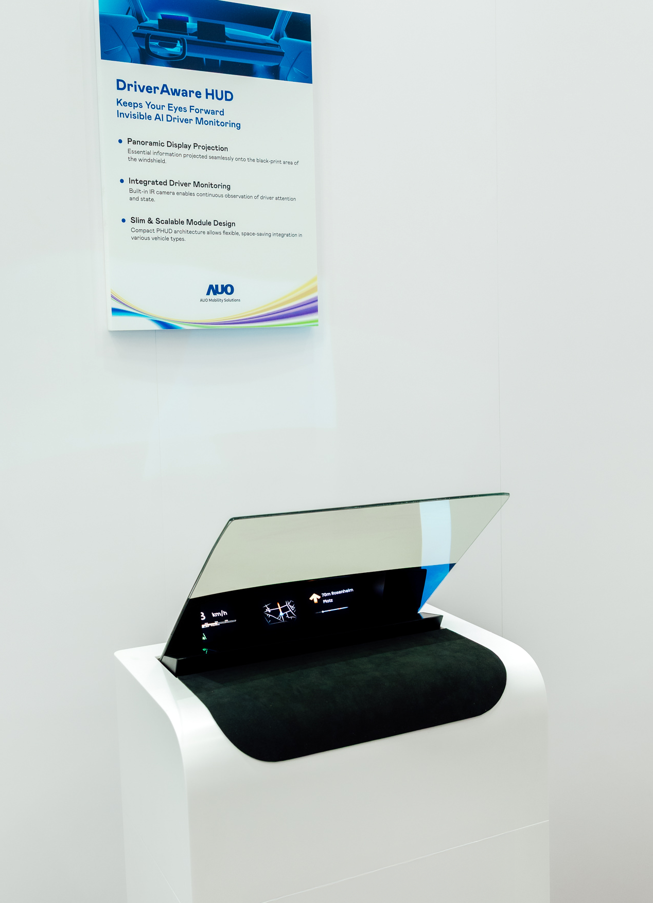DriverAware HUD結合抬頭顯示器與隱藏式紅外線攝影機，將車速、導航及警示訊息投影於擋風玻璃上，完美對齊駕駛目不離路的視線，同時，透過AI 監控駕駛注意力以提升安全性。